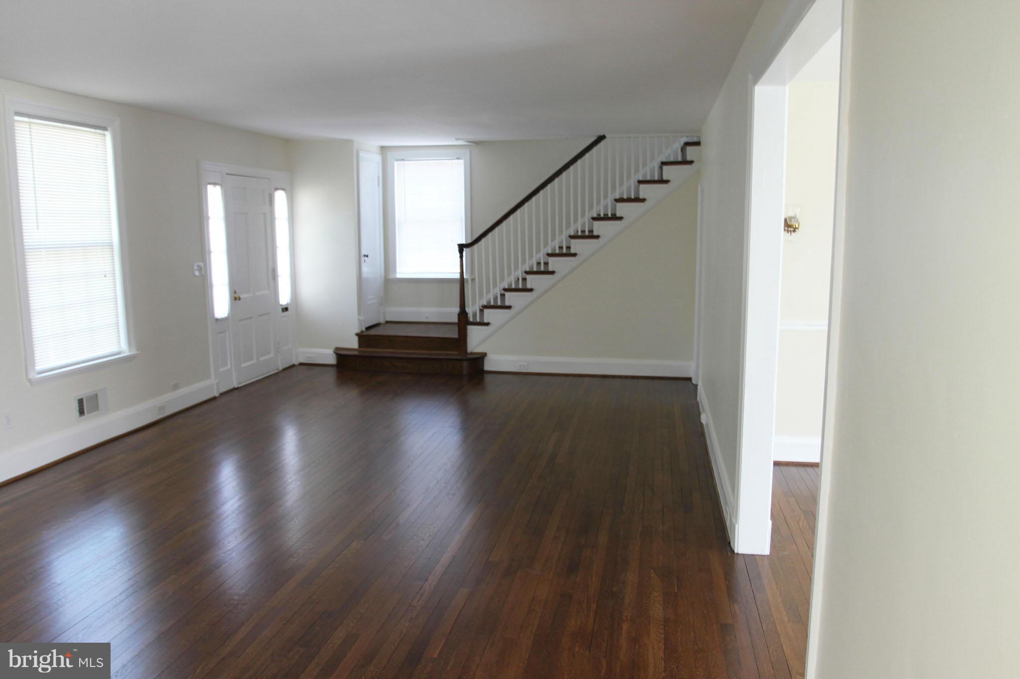 913 Kingston Road Baltimore, MD 21212 - Photo 12 of 30 Living Room