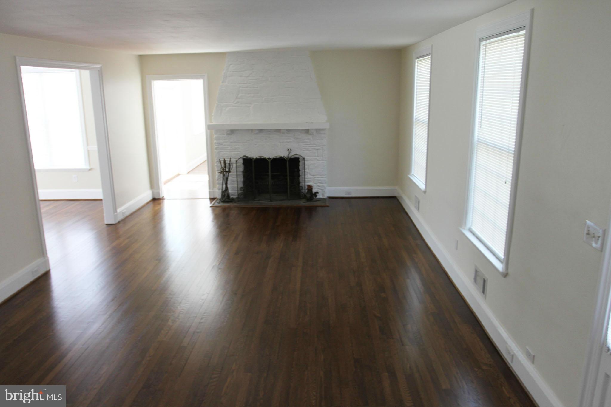 913 Kingston Road Baltimore, MD 21212 - Photo 13 of 30 Living Room / Fireplace