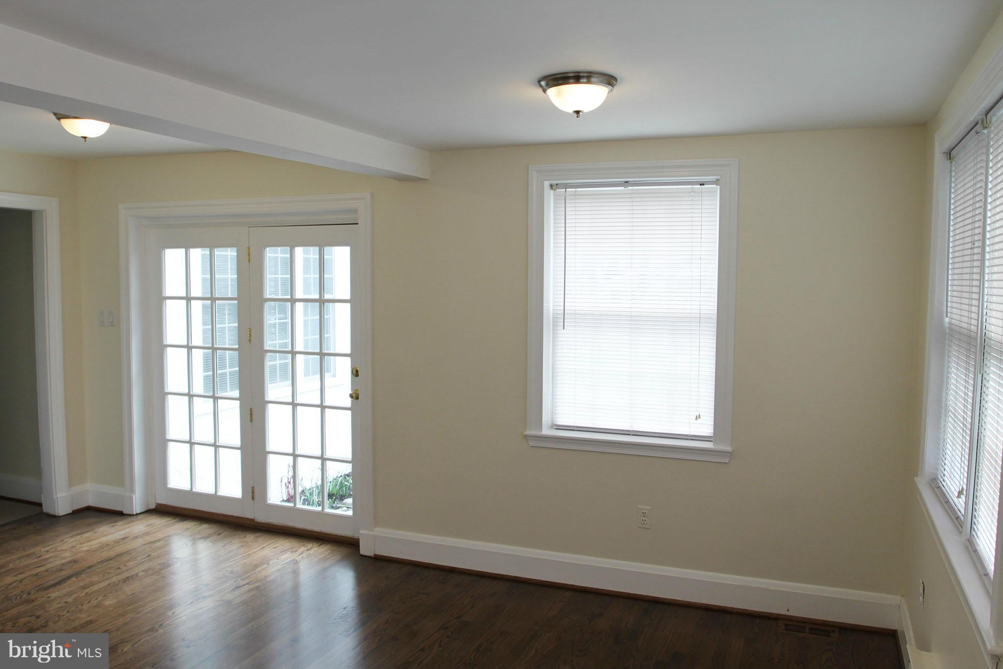 913 Kingston Road Baltimore, MD 21212 - Photo 14 of 30 Sunroom