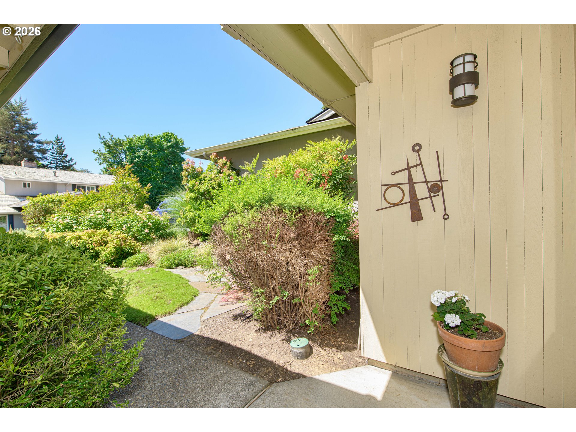 9 Britten Court Lake Oswego, OR 97035 - Photo 2 of 31 Front Yard
