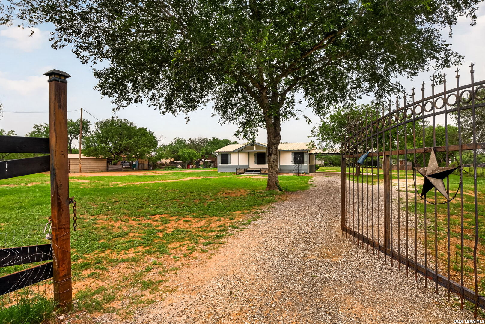 147 County Road 6841 Lytle, TX 78052 - Photo 4 of 32