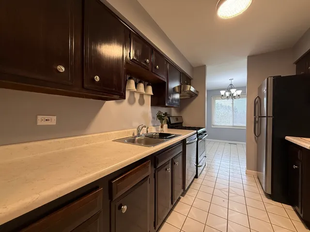 $1,900 | 3108 Roberts Drive, Unit 6, Woodridge, IL 60517