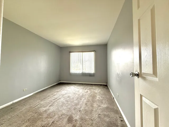 $1,900 | 3108 Roberts Drive, Unit 6, Woodridge, IL 60517