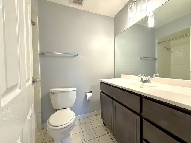 $1,900 | 3108 Roberts Drive, Unit 6, Woodridge, IL 60517