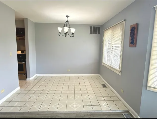 $1,900 | 3108 Roberts Drive, Unit 6, Woodridge, IL 60517