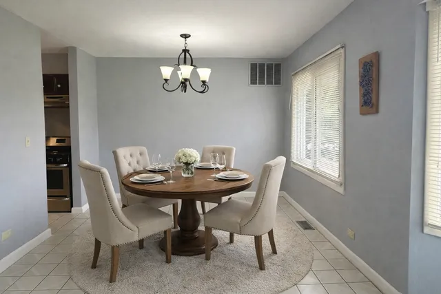 $1,900 | 3108 Roberts Drive, Unit 6, Woodridge, IL 60517