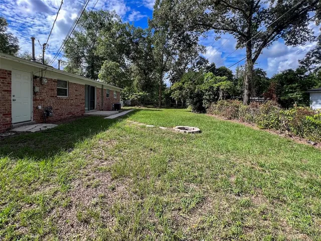 a view of backyard with garden