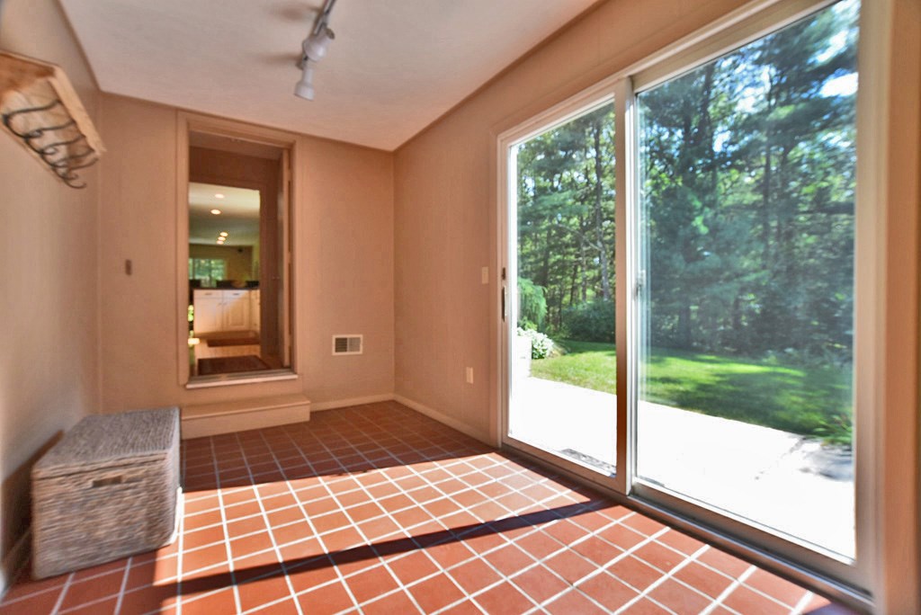 52 Tifft Road North Smithfield, RI 02896 - Photo 10 of 34