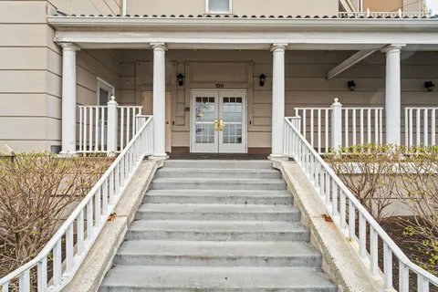 $379,000 | 100 Shearwater Court East, Unit 31, Jersey City, NJ 07305