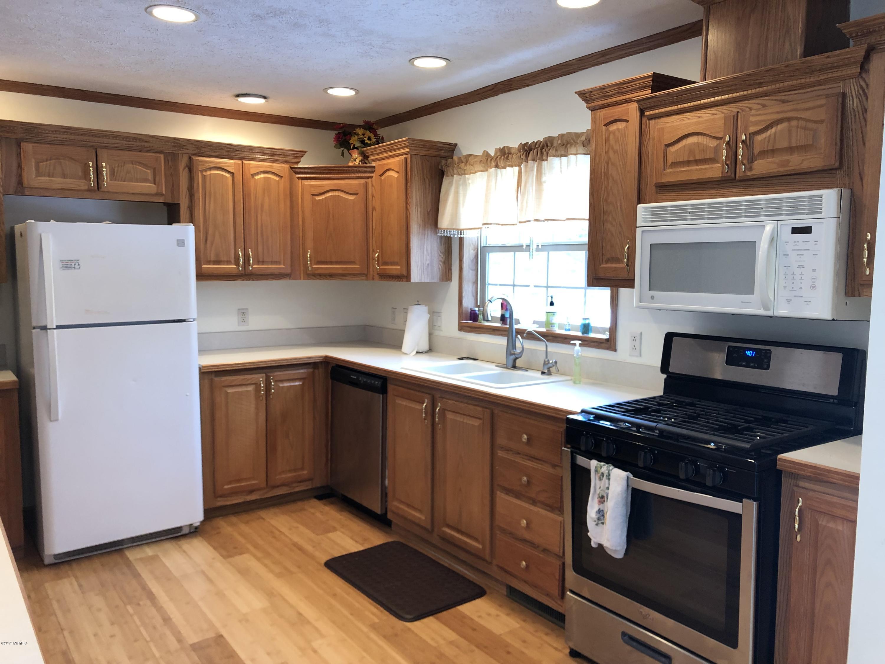 3190 West Fox Farm Road Manistee, MI 49660 - Photo 7 of 39 Large kitchen