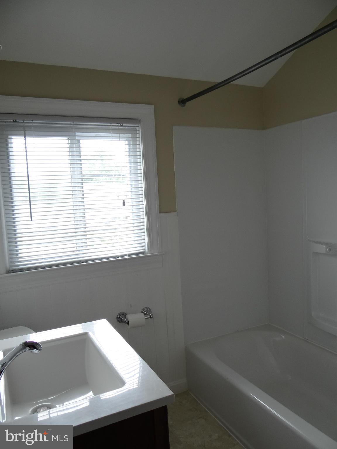 3315 North Point Road Baltimore, MD 21222 - Photo 12 of 15 Bath