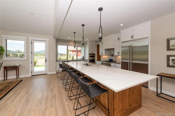 a large kitchen with kitchen island a large island in it