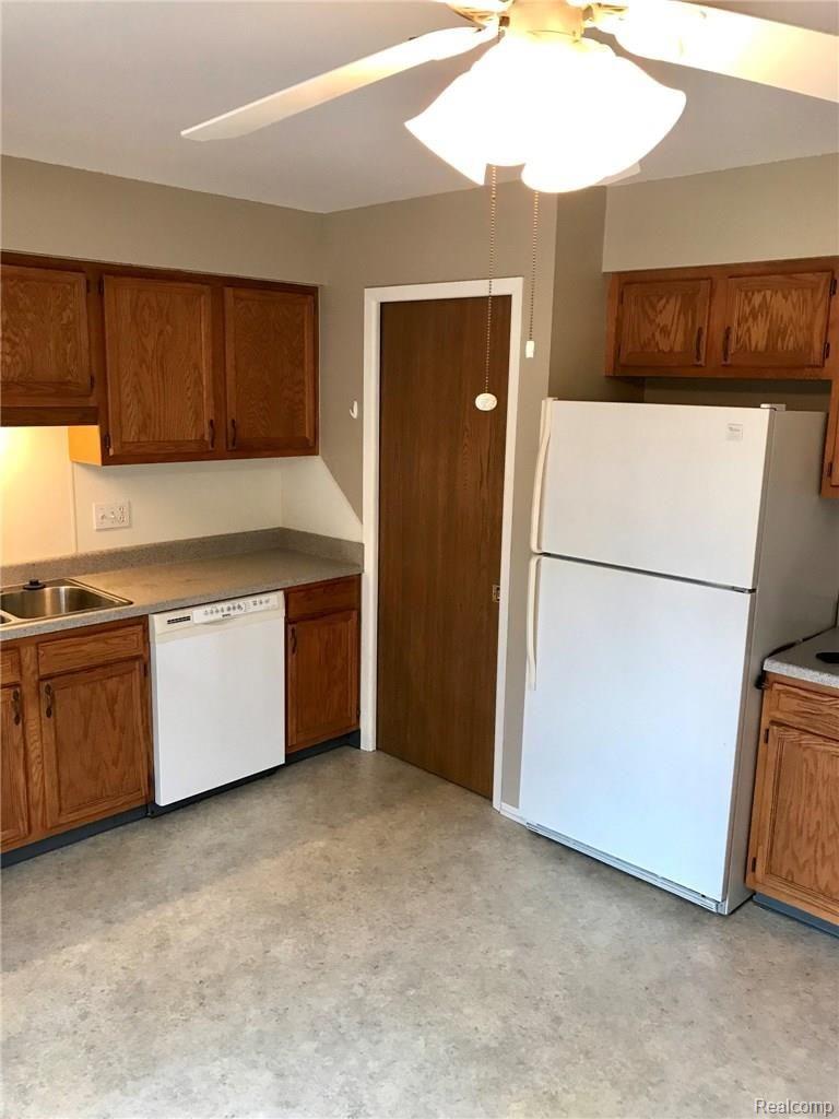 453 Fairgrove Street Romeo, MI 48065 - Photo 8 of 25 Freshly Painted Kitchen