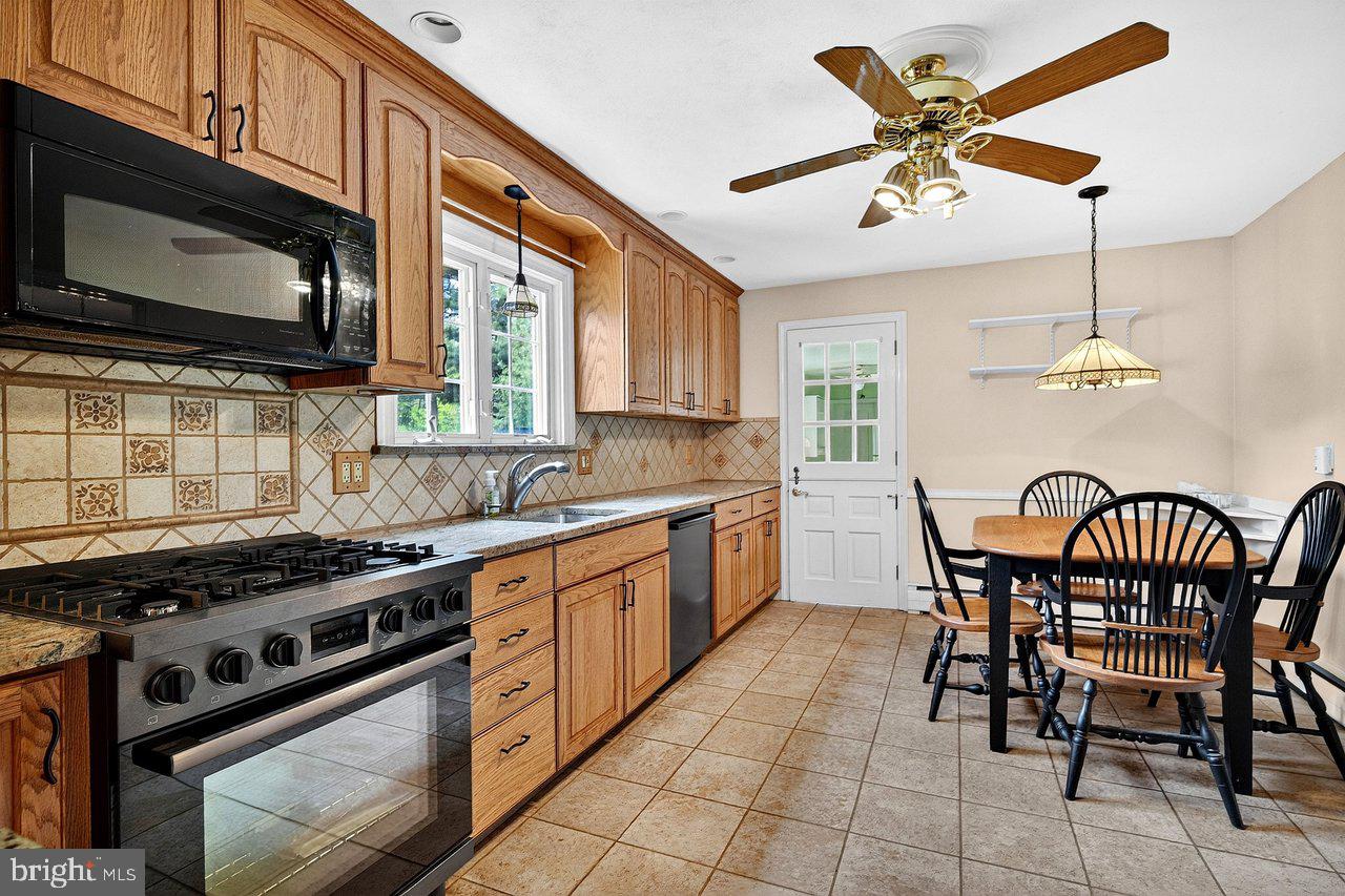 118 Bull Run Road Ewing, NJ 08638 - Photo 20 of 43 Charming kitchen with modern touches.