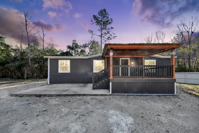 a view of a house with a backyard