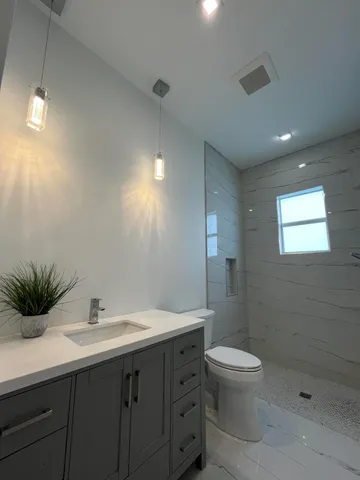 a view of a livingroom with furniture hardwood floor and a ceiling fan