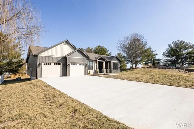 $525,000 | 804 Grand Prairie Drive, Waterloo, IL 62298