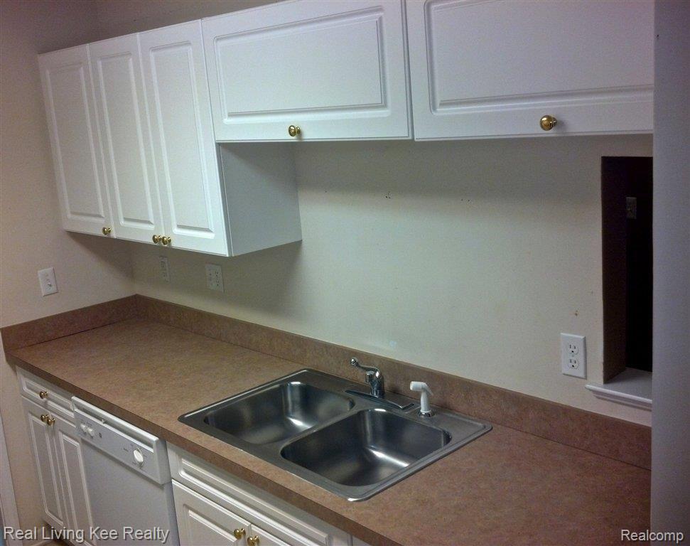 3528 Tremonte Circle, Unit 285 Rochester, MI 48306 - Photo 5 of 10 2013-02-22_16-32-47_273.jpg