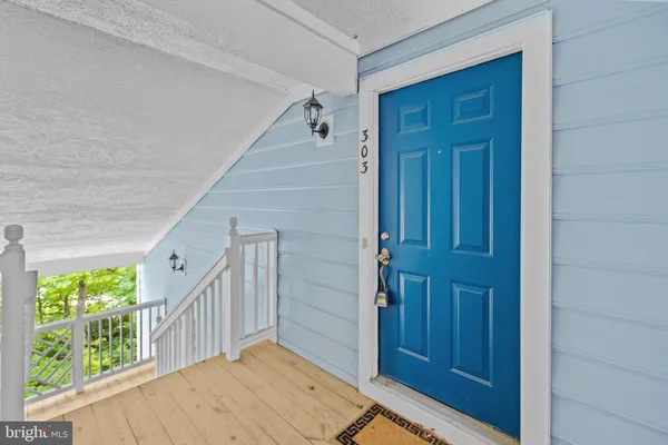 $369,000 | 17045 Islip Loop, Unit 303, Dumfries, VA 22026