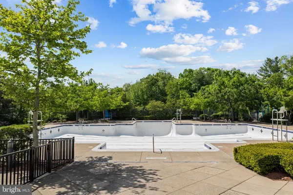 $369,000 | 17045 Islip Loop, Unit 303, Dumfries, VA 22026