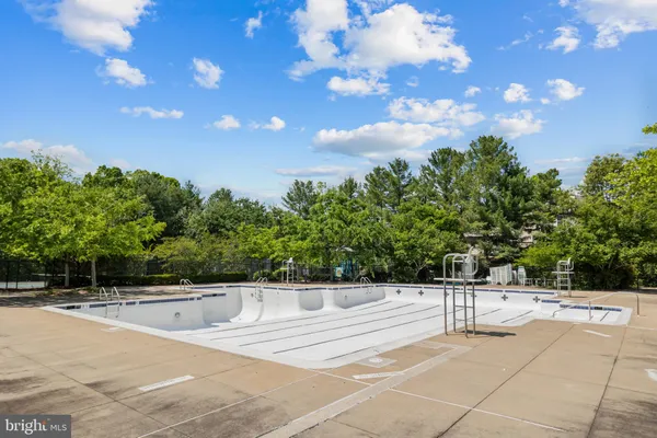 $369,000 | 17045 Islip Loop, Unit 303, Dumfries, VA 22026