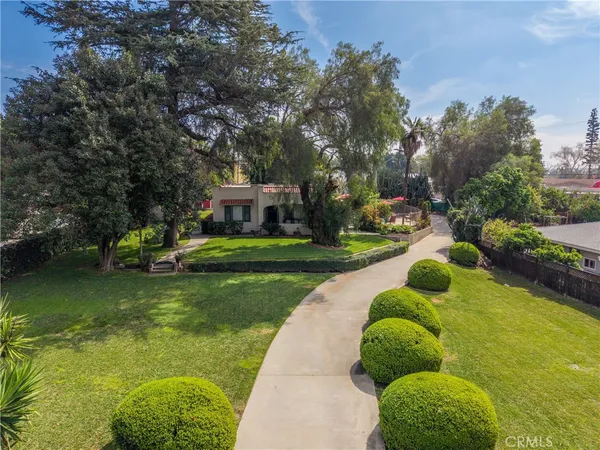 a view of a house with a big yard