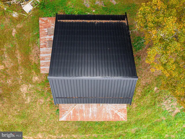 a view of a back yard