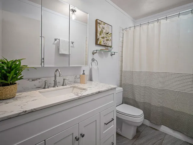 a view of yard with green space