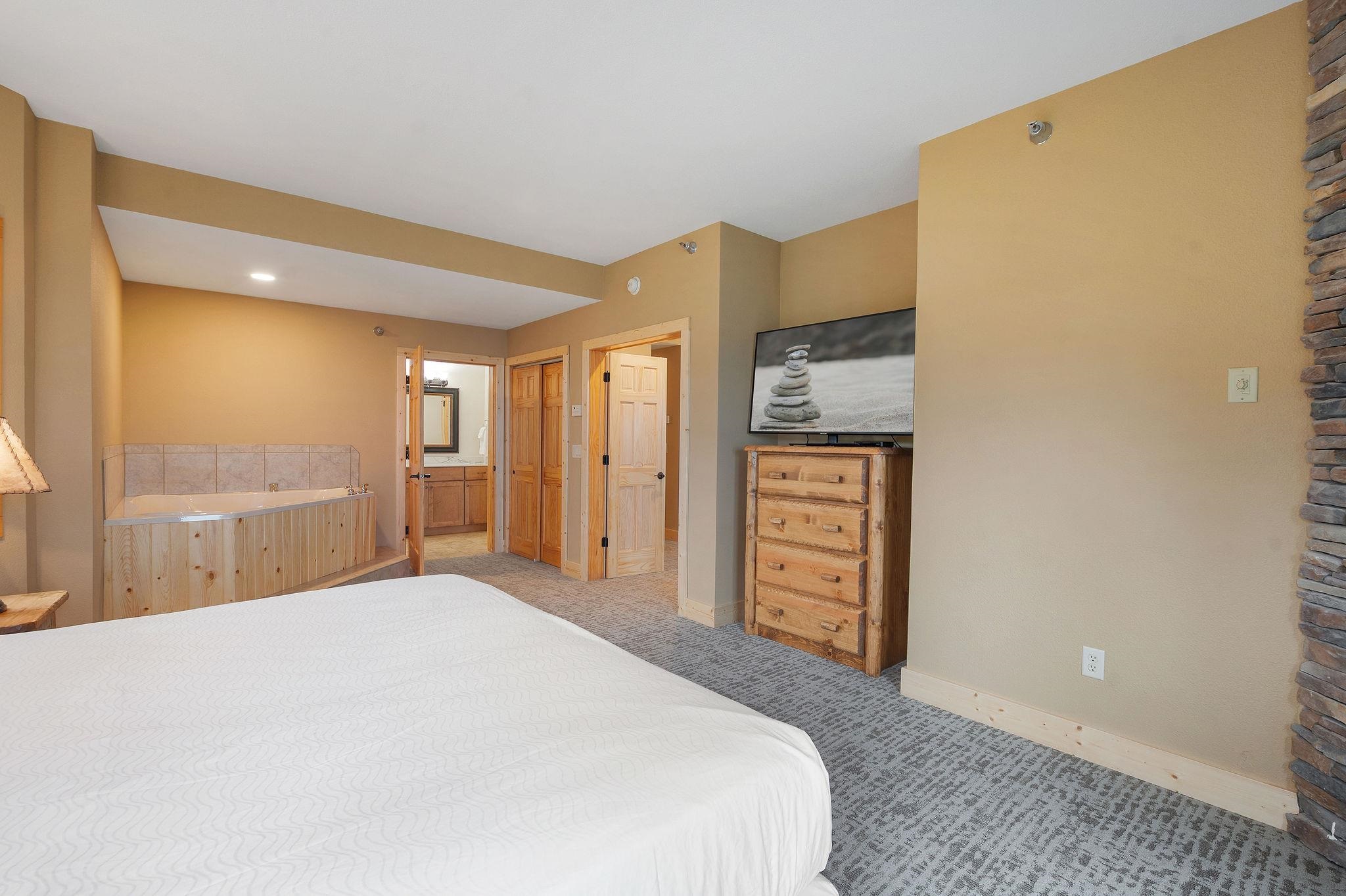Two Burlington Road, Unit 5102 Two Harbors, MN 55616 - Photo 13 of 30 Bedroom featuring carpet and ensuite bathroom