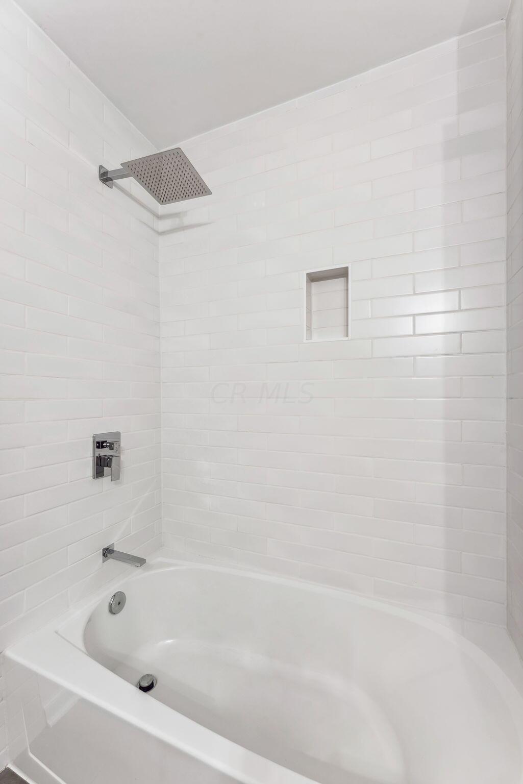 3940 Mountview Road Upper Arlington, OH 43220 - Photo 36 of 53 Hallway Full Bathroom