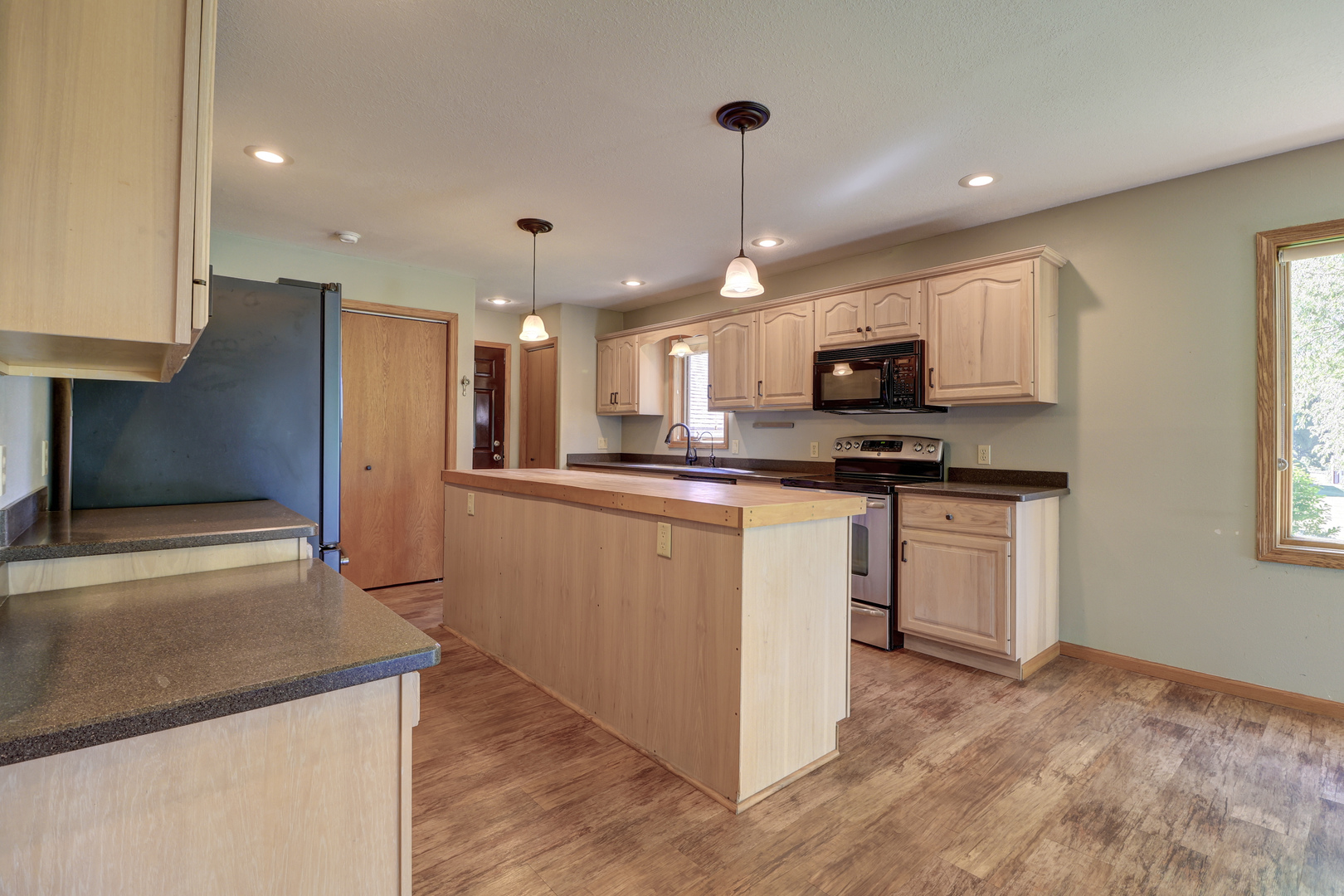 681 West Deer Creek Road Clinton, IA 52732 - Photo 2 of 51
