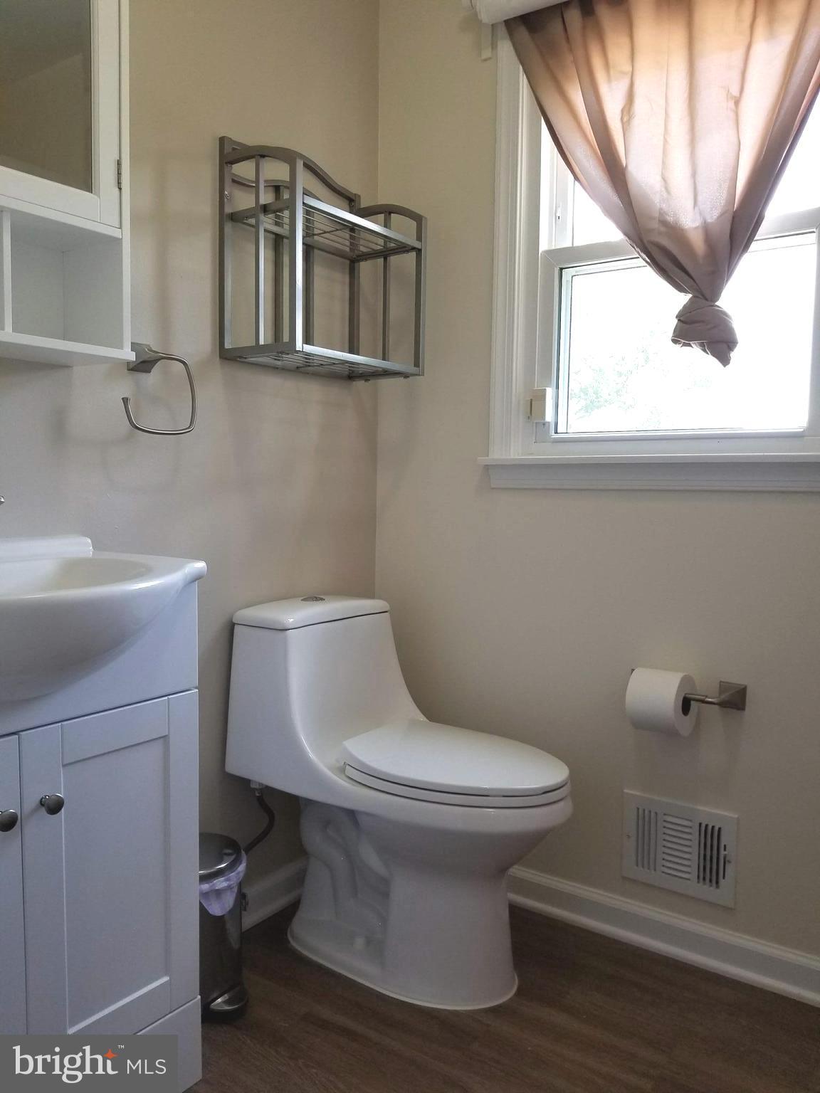 7210 Racepoint Way Alexandria, VA 22315 - Photo 17 of 23 Upper Level Full Bath
