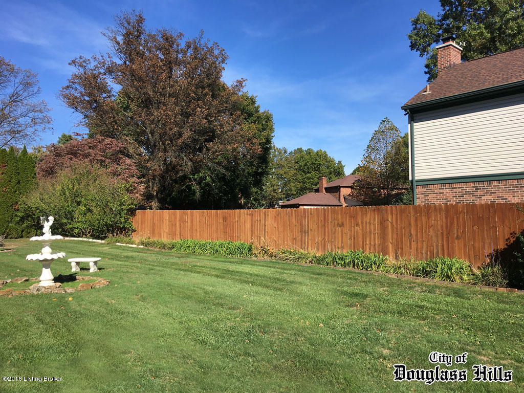 709 Moser Road Louisville, KY 40243 - Photo 9 of 43 Neighbors privacy fence