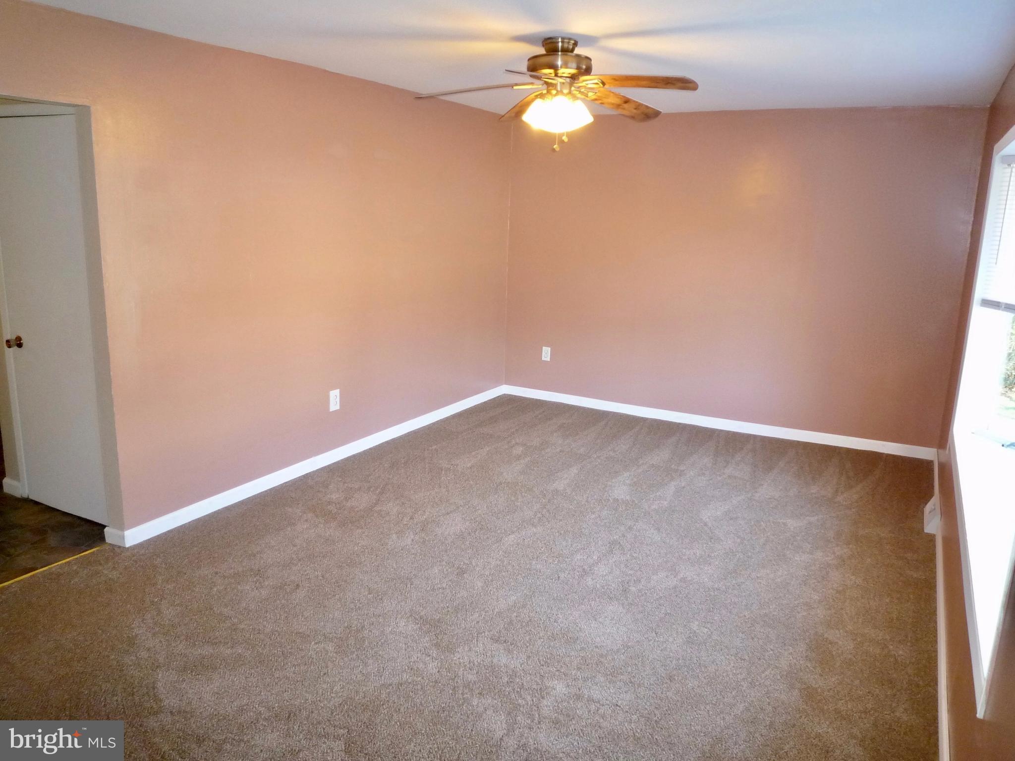 1060 Red Lion Road New Castle, DE 19720 - Photo 3 of 23 Living Room