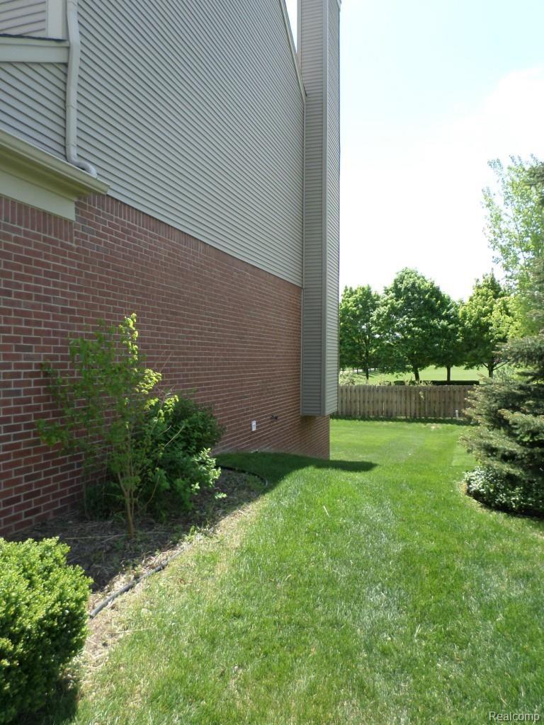 656 Bliss Drive Rochester, MI 48307 - Photo 34 of 40 side of home 2.jpg
