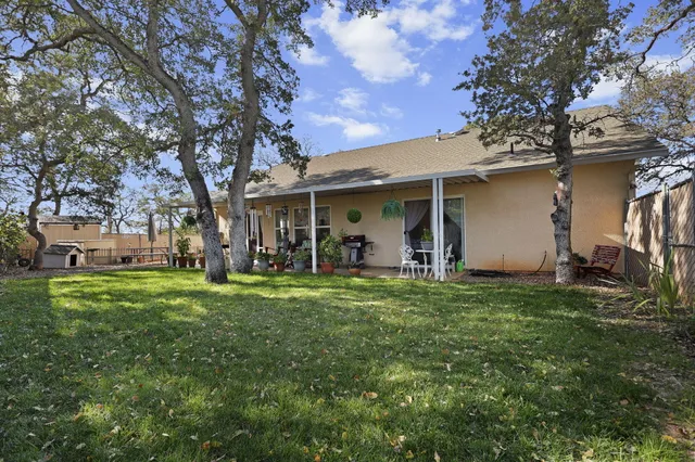 a view of a house with a backyard
