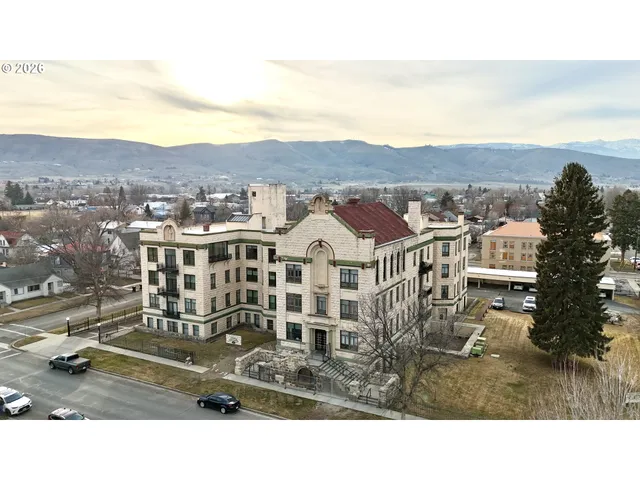 $189,000 | 2365 4th Street, Unit 205, Baker City, OR 97814