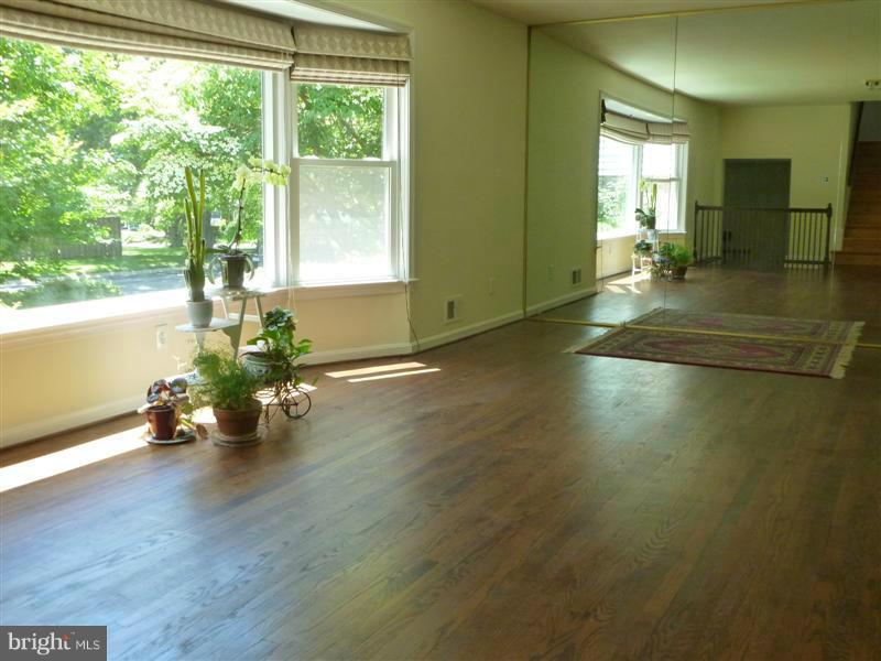 12800 Teaberry Road Silver Spring, MD 20906 - Photo 3 of 13 Living Room
