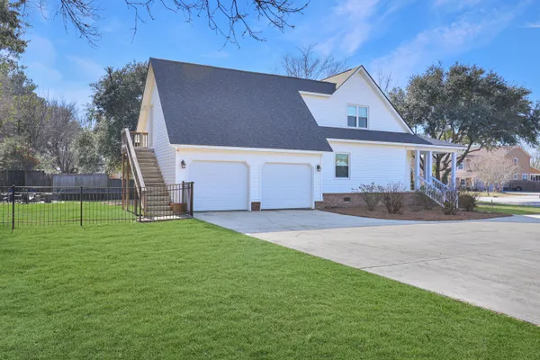 $600,000 | 1109 Hollybrooke Drive, Moncks Corner, SC 29461