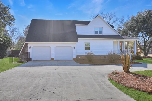 $600,000 | 1109 Hollybrooke Drive, Moncks Corner, SC 29461