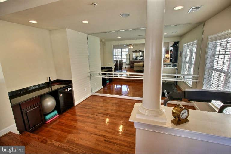 12239 Cypress Spring Road Clarksburg, MD 20871 - Photo 14 of 30 Owners suite- sitting area or exercise room