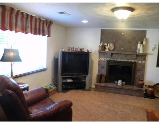 904 First Street Irwin, PA 15642 - Photo 4 of 18 Den/Family/Great Room.
