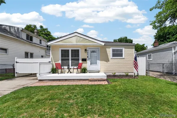 $189,900 | 985 East Jarvis Avenue, Hazel Park, MI 48030