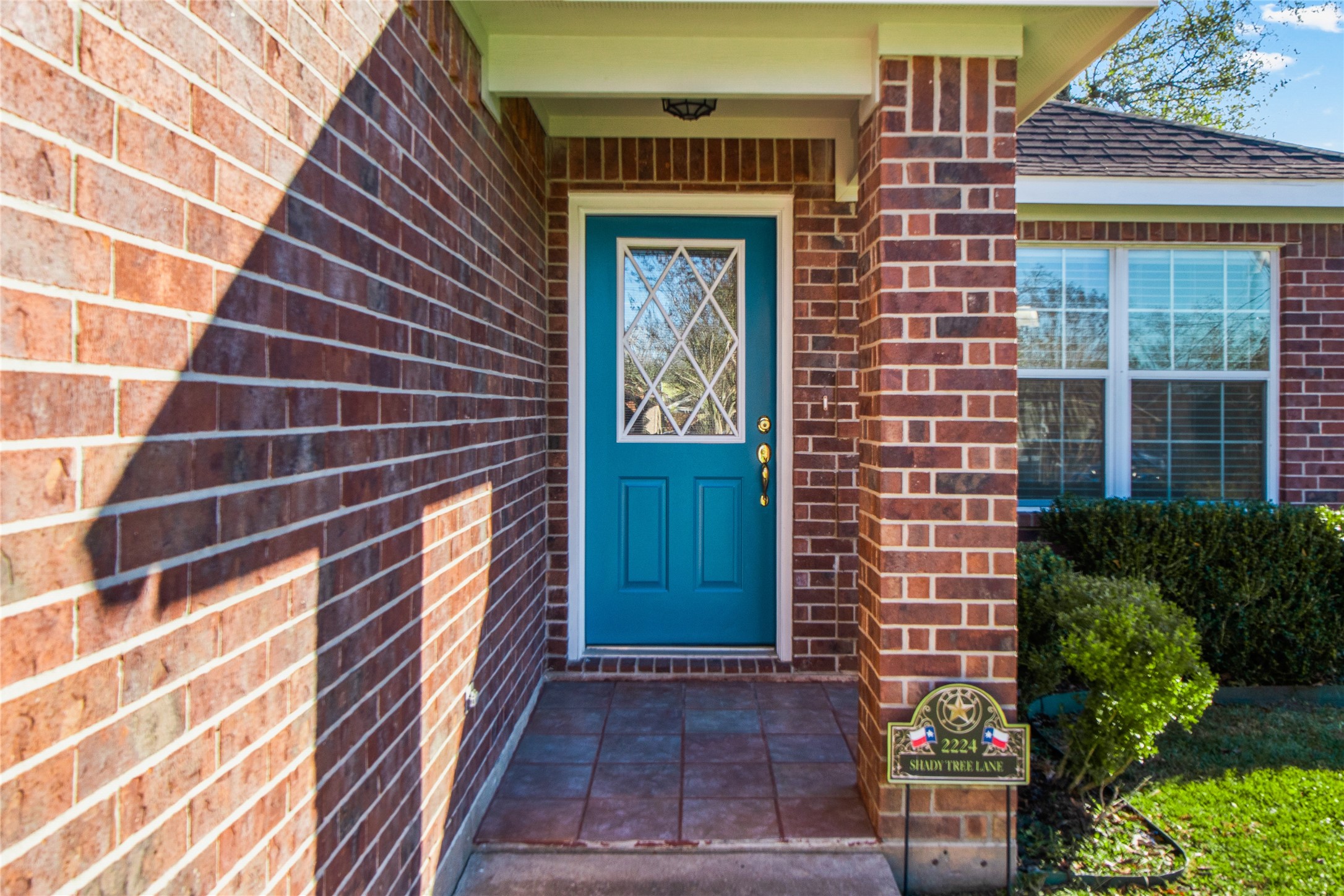 2224 Shady Tree Lane Conroe, TX 77301 - Photo 4 of 20 a view of front door of house