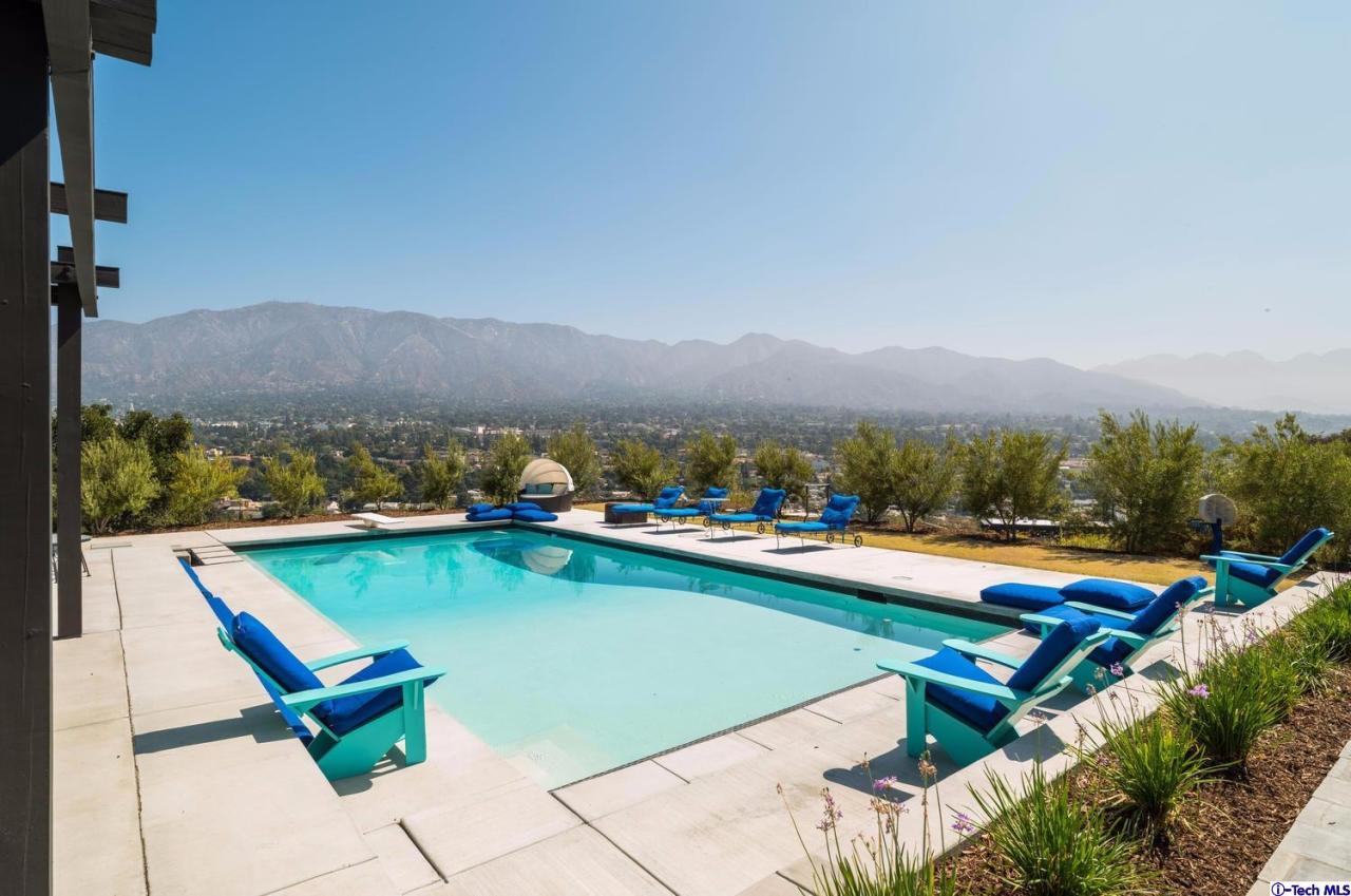 3645 Deerpass Road Glendale, CA 91208 - Photo 2 of 39 a view of swimming pool with lounge chairs