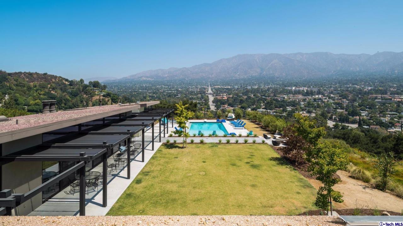 3645 Deerpass Road Glendale, CA 91208 - Photo 20 of 39 a view of a city