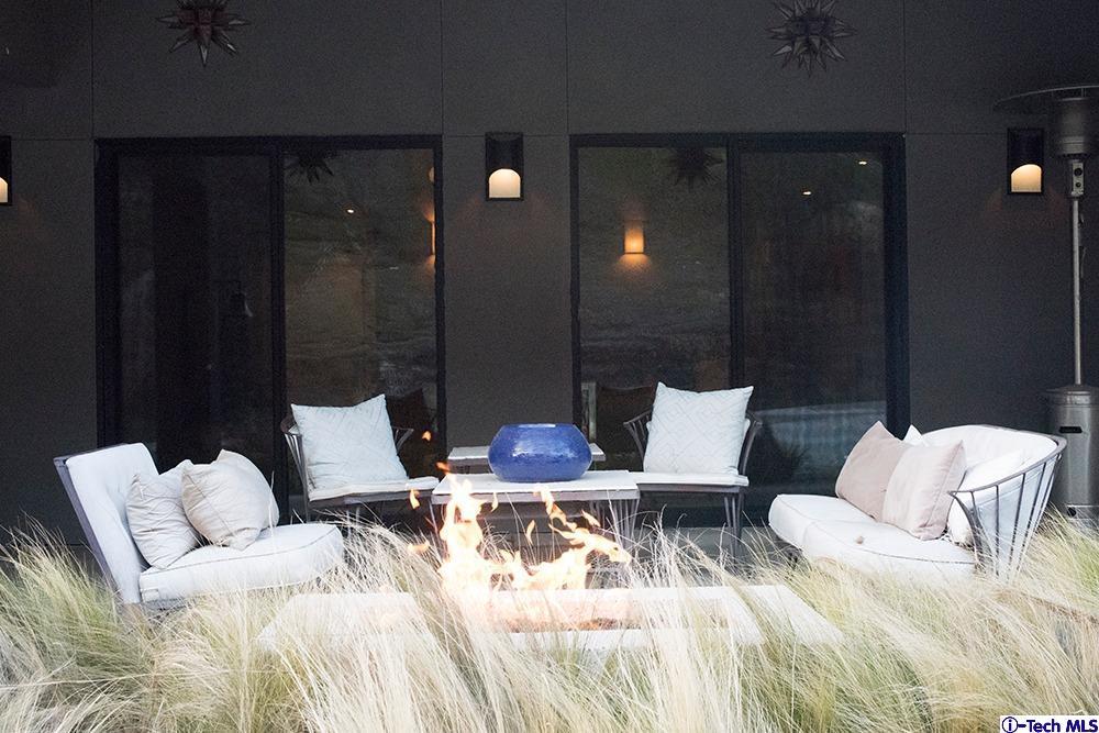 3645 Deerpass Road Glendale, CA 91208 - Photo 34 of 39 a view of a bedroom with furniture