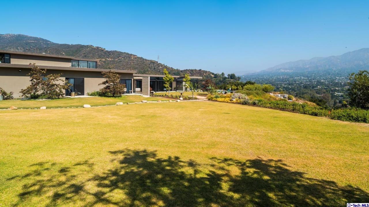 3645 Deerpass Road Glendale, CA 91208 - Photo 35 of 39 a view of an ocean and a mountain