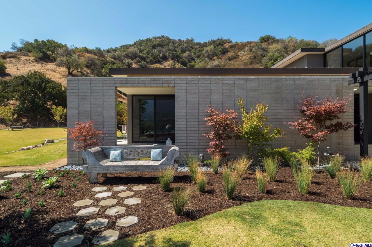 3645 Deerpass Road Glendale, CA 91208 - Photo 36 of 39 a view of a backyard with plants and a patio