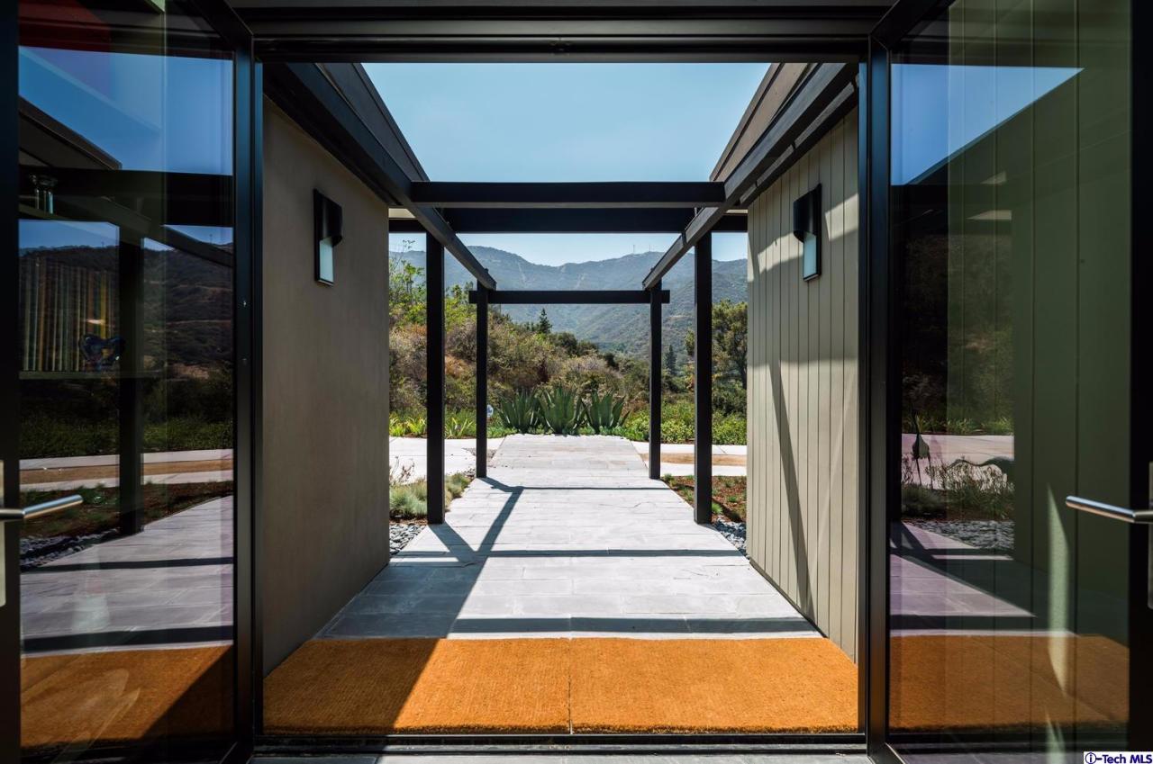 3645 Deerpass Road Glendale, CA 91208 - Photo 5 of 39 a picture of a outdoor space